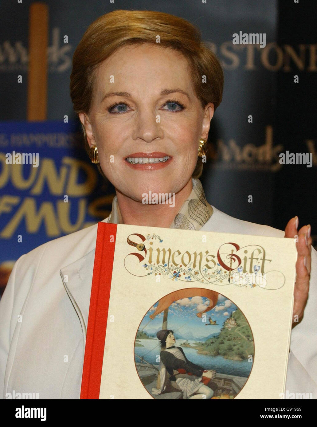 Dame Julie Andrews alla sua prima firma inglese al Waterstone's di Harrods, Londra, mercoledì 30 novembre 2005 per segnare il rilascio del 40° anniversario del DVD Ot The Sound of Music e del suo ultimo libro per bambini, 'Simeon's Gift'. PREMERE ASSOCIAZIONE foto. Il credito fotografico dovrebbe essere: James Carr/PA Foto Stock