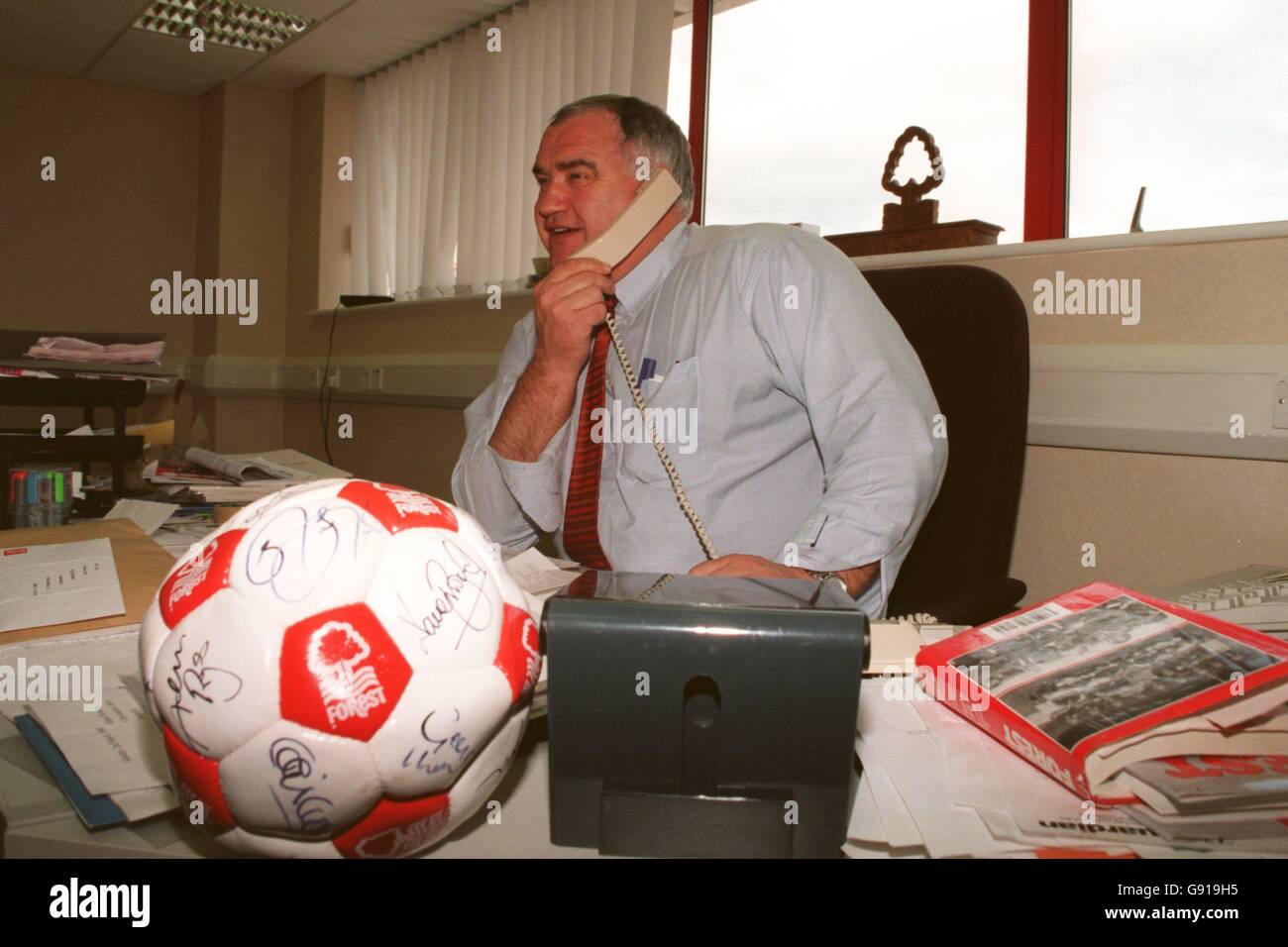 Calcio - Nationwide League Divisione uno - Nottingham Forest. Larry Lloyd, Nottingham Forest PR al lavoro nel suo ufficio Foto Stock