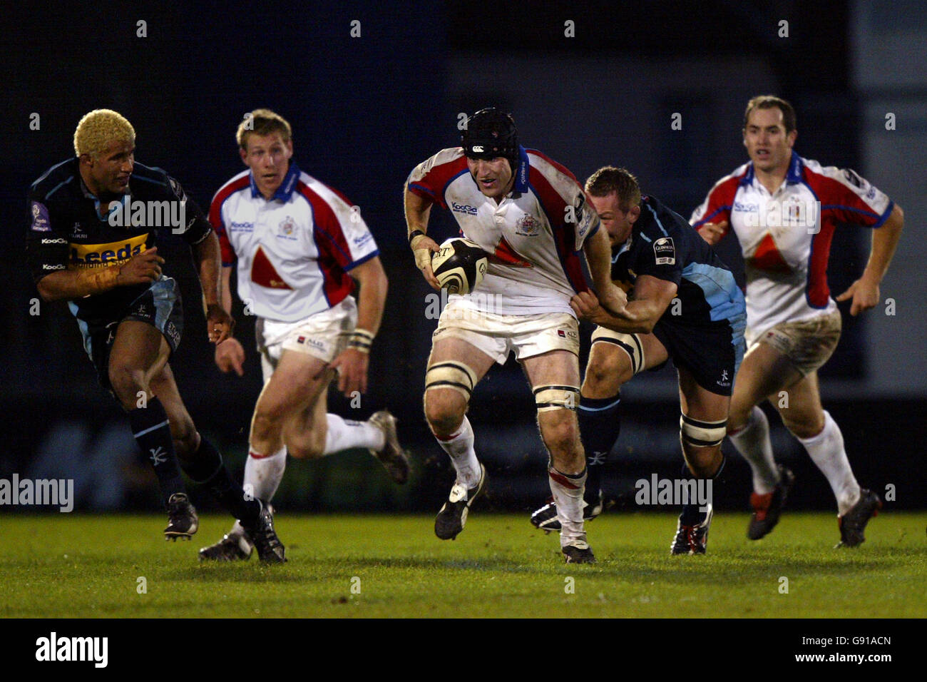 Il Bristol Rugby's Geraint Lewis si allontana dal Leeds Tykes' Richard Parchi e Nathan Thomas Foto Stock