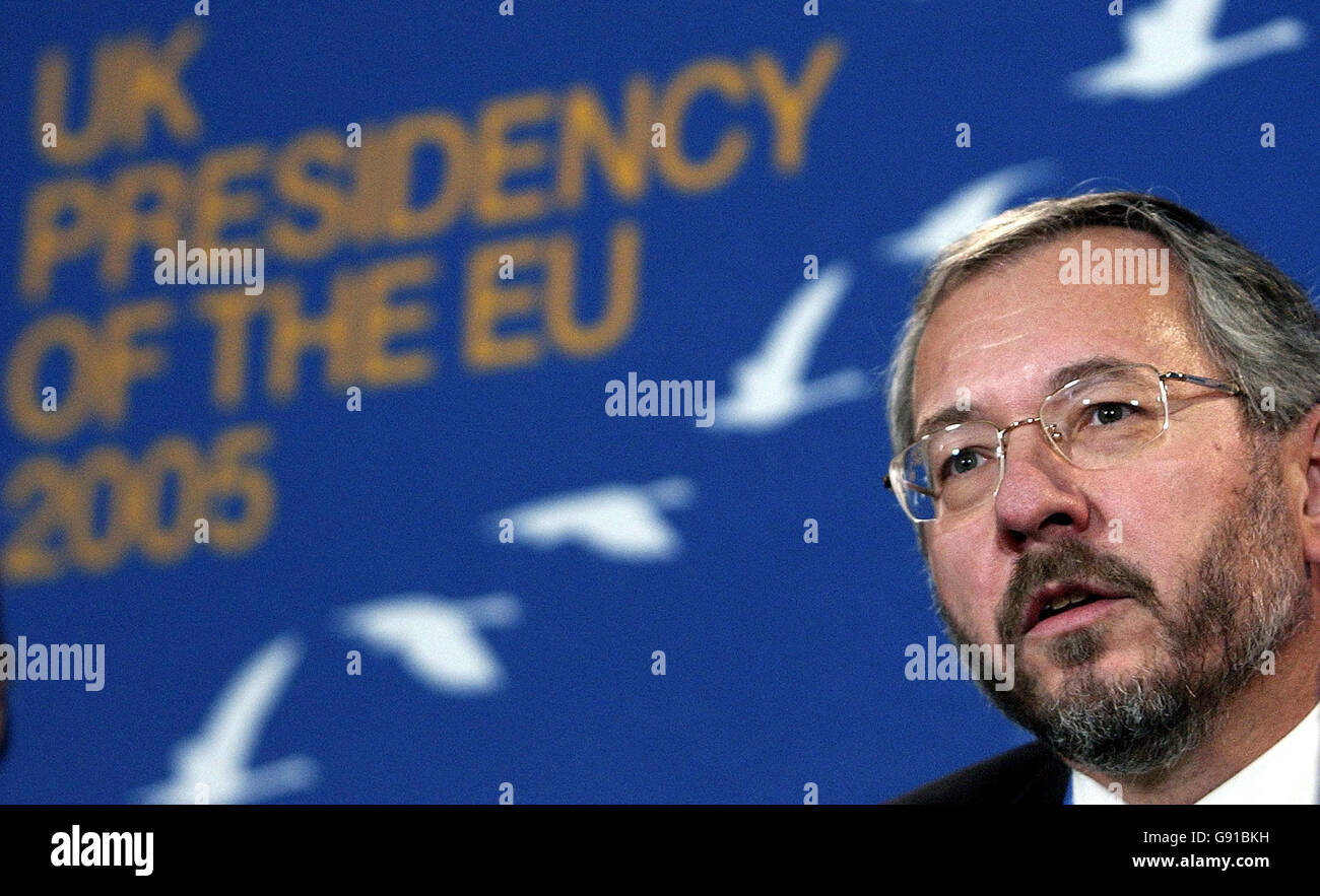 Rudolf Schicker, Consigliere Esecutivo della città di Vienna per la pianificazione regionale, il traffico e i trasporti, si rivolge ai media durante una conferenza stampa a conclusione della riunione ministeriale informale dell'UE sulle comunità sostenibili a Bristol, mercoledì 7 dicembre 2005. I ministri hanno firmato oggi un nuovo accordo volto a migliorare la qualità della vita dei 450 milioni di cittadini dell'Unione europea. Vedi la storia di PA POLITICHE Comunità. PREMERE ASSOCIAZIONE foto. Il credito fotografico dovrebbe essere: Richard Lewis/EPA/PA, Foto Stock