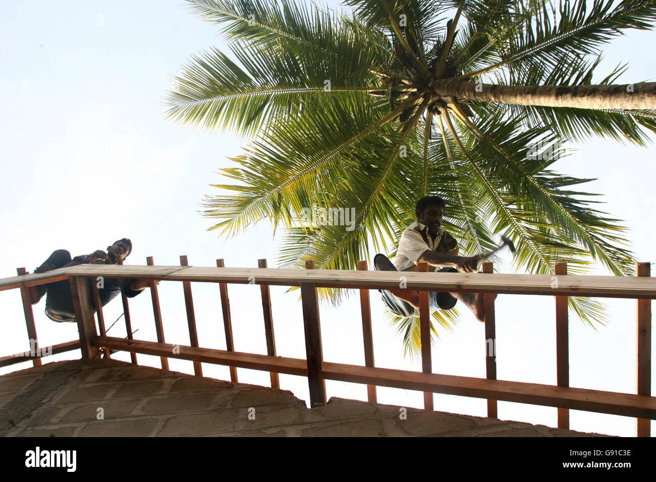 I costruttori lavorano alla costruzione di una nuova casa a Kalmunai Ampara, Sri Lanka orientale, martedì 29 novembre 2005. Il villaggio è in fase di ricostruzione con denaro donato dalle agenzie di soccorso, dopo essere stato originariamente distrutto dallo tsunami asiatico. La qualità e il tasso di ricostruzione nello Sri Lanka dopo lo tsunami sono stati molto più bassi del previsto nonostante gli ampi fondi concessi dalle agenzie di aiuto. Vedi PA Story DEATH Quake Reconstruction. PREMERE ASSOCIAZIONE foto. Il credito fotografico dovrebbe essere: Chris Young/PA Foto Stock