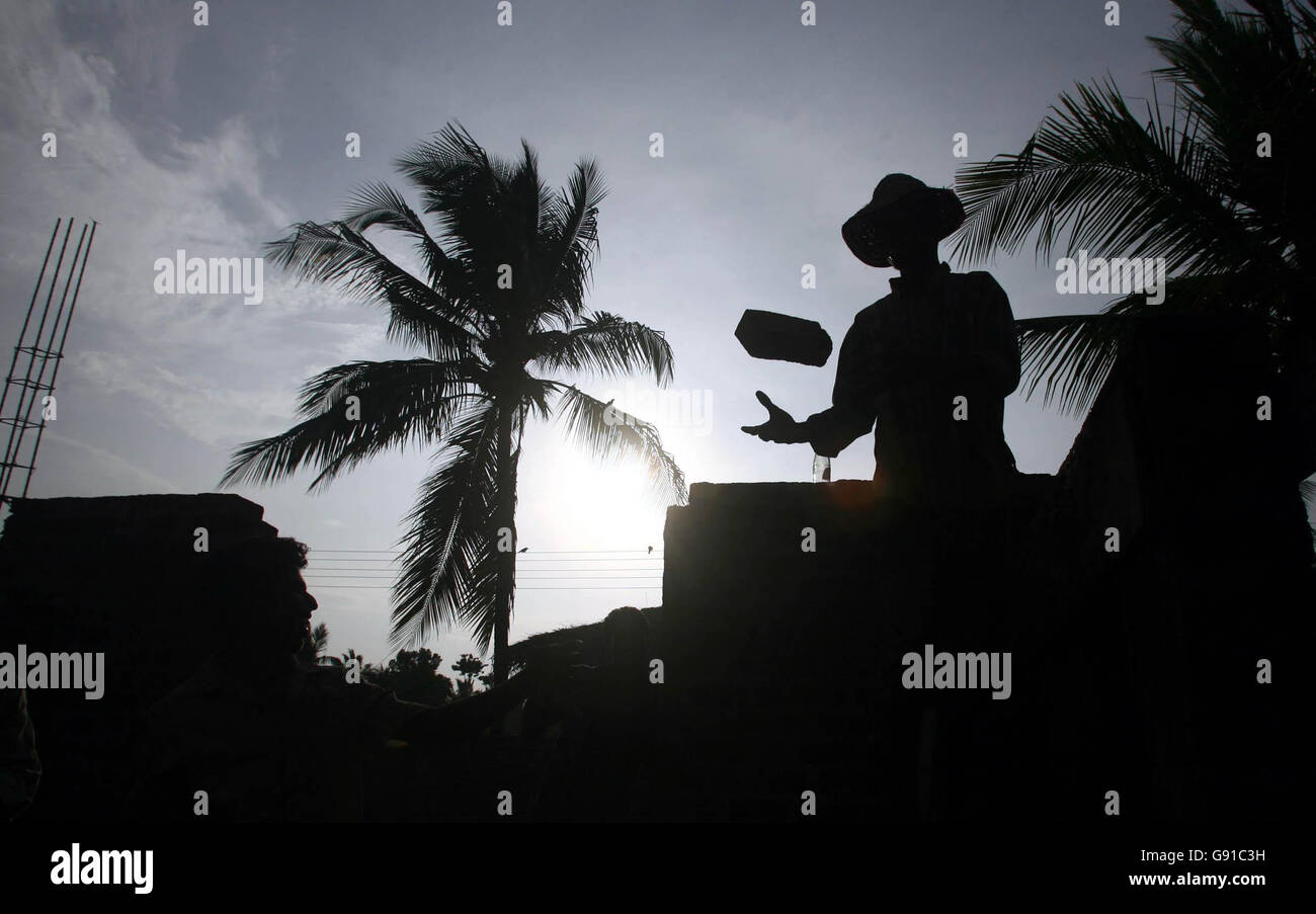 I costruttori lavorano per la costruzione di una nuova casa a Kalmunai Ampara, Sri Lanka orientale, martedì 29 novembre 2005. La qualità e il tasso di ricostruzione nel post-tsunami Sri Lanka sono stati molto inferiori al previsto nonostante gli ampi fondi concessi dalle agenzie di aiuto. Vedi PA Story DEATH Quake Reconstruction. PREMERE ASSOCIAZIONE foto. Il credito fotografico dovrebbe essere: Chris Young/PA Foto Stock