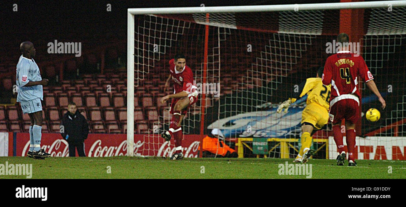 Paul Hill (L) di Chesterfield tocca il loro obiettivo finale durante la partita della Coca-Cola Division uno contro Bristol City ad Ashton Gate, Bristol, sabato 19 novembre 2005. PREMERE ASSOCIAZIONE foto. Il credito fotografico dovrebbe essere: Neil Munns/PA. NESSUN UTILIZZO NON UFFICIALE DEL SITO WEB DEL CLUB. Foto Stock