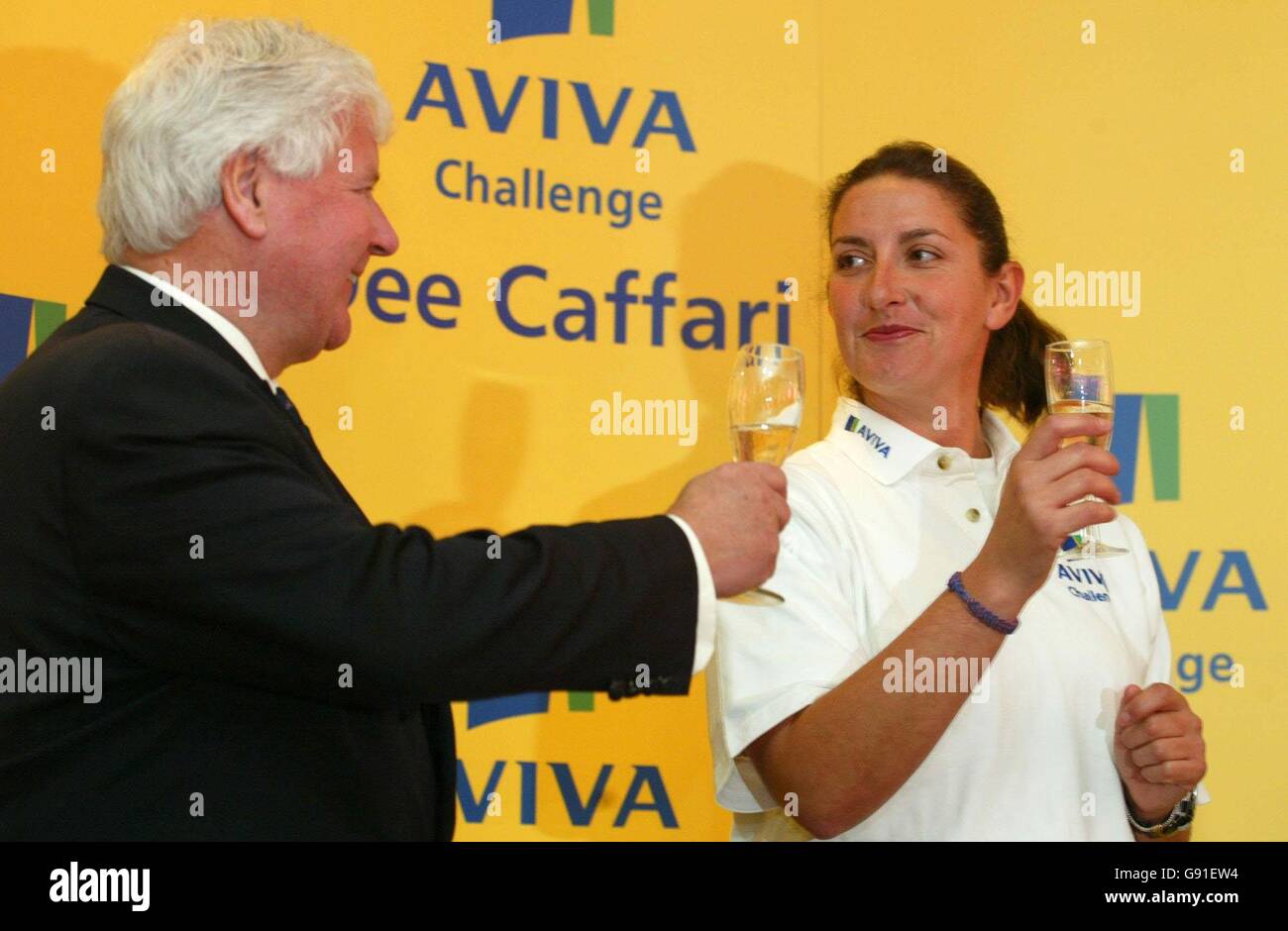 Sir Chay Blythe alza un bicchiere di champagne alla yachtswoman Dee Caffari a Gunwharf Quays a Portsmouth prima di partire per la sua solista, nonstop, circumnavigazione a ovest, una impresa ancora da completare da una donna. Foto Stock