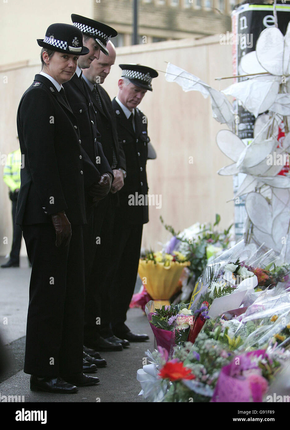 Il capo Supt Sarah Brown guarda i fiori rimasti sulla scena lunedì 21 novembre 2005, dove PC Sharon Beshenivsky è stato girato durante una rapina a Bradford il venerdì. PC Beshenivsky, 38 anni, che aveva tre figli e due figliuoli, è stato ucciso nel quarto compleanno della figlia più giovane Lydia quando è arrivata al raid in un negozio di un agente di viaggio su Morley Street, nel centro di Bradford. Vedere PA Story POLICE Officer. PREMERE ASSOCIAZIONE foto. Il credito fotografico dovrebbe essere: Martin Rickett/PA Foto Stock