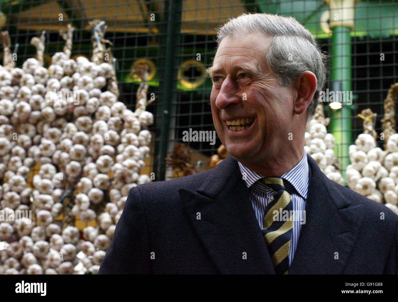 Il Principe del Galles chiacchiera con i titolari di una stalla durante una visita al mercato Borough nel centro di Londra, venerdì 25 novembre 2005. Visita il mercato REALE di PA Story. PREMERE ASSOCIAZIONE foto. Il credito fotografico dovrebbe essere: Chris Young/PA Foto Stock