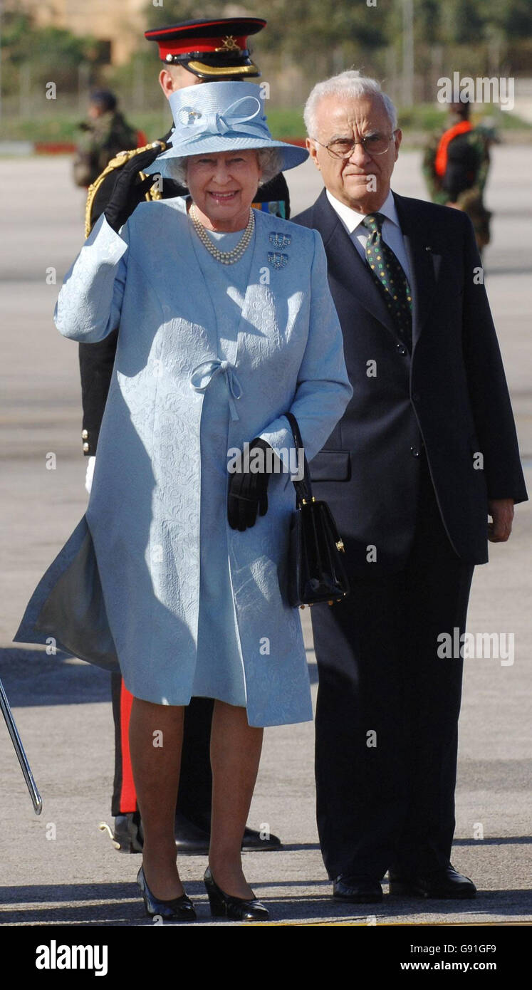 La Regina Elisabetta II della Gran Bretagna prepara il suo cappello in un ventoso aeroporto di Malta, sabato 26 2005 novembre alla fine della visita di stato all'isola. PREMERE ASSOCIAZIONE foto. Il credito fotografico dovrebbe essere: Fiona Hanson/PA. Foto della piscina Foto Stock