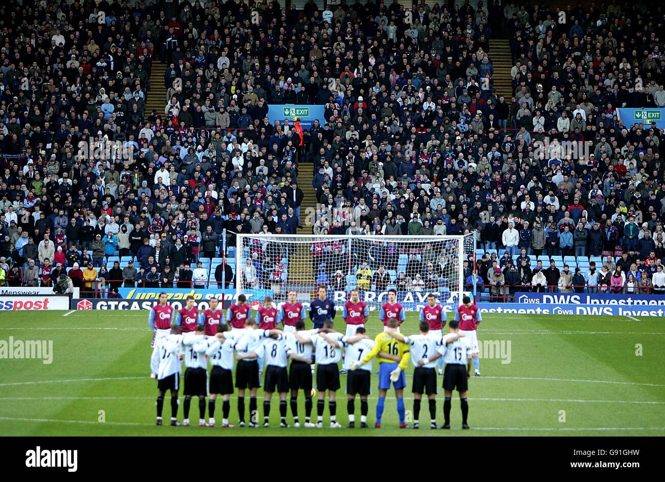 Aston Villa e Charlton Athletic osservano un minuto di silenzio per George Best Foto Stock