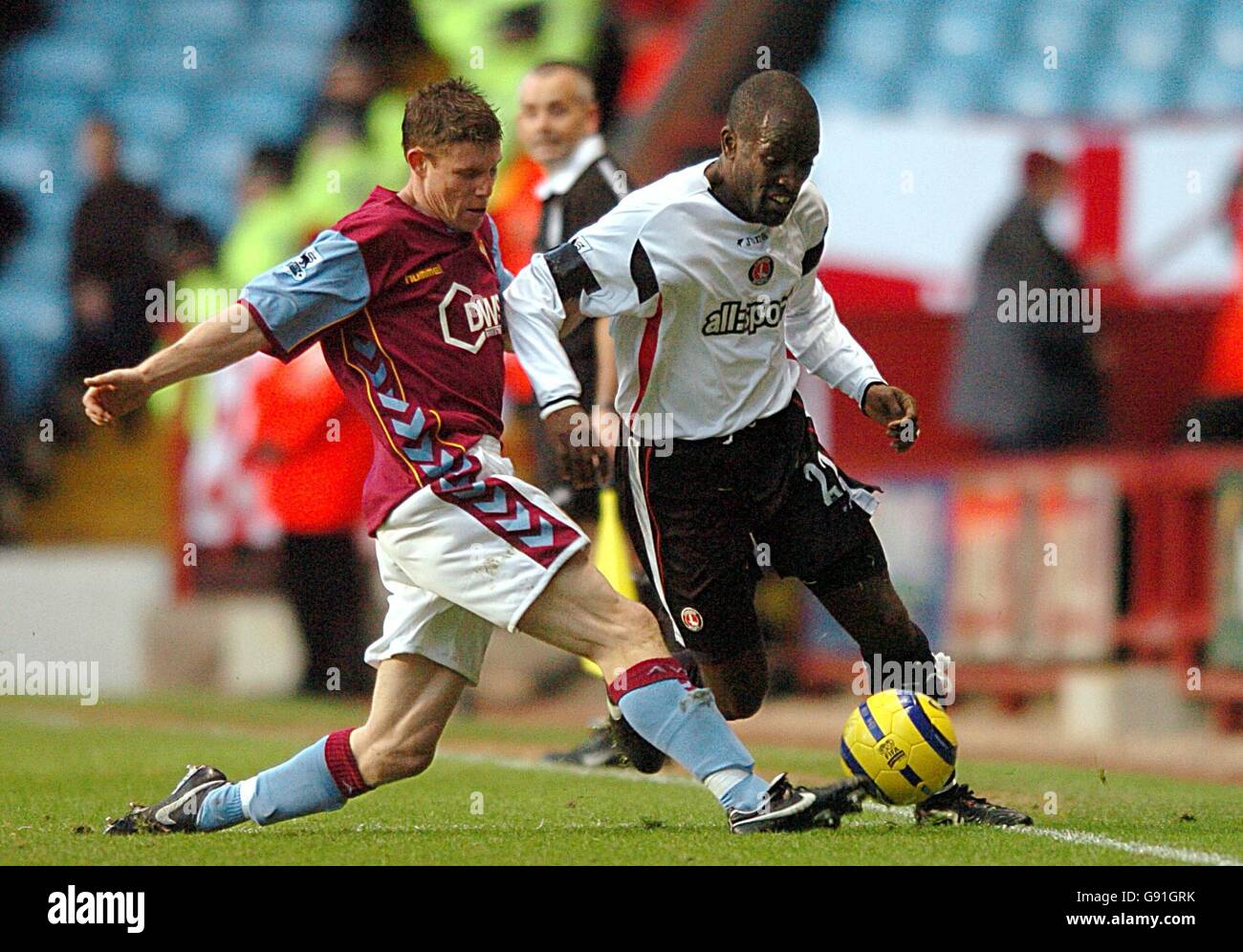 (L-R) James Milner di Aston Villa e Chris Powell di Charlton Athletic Foto Stock