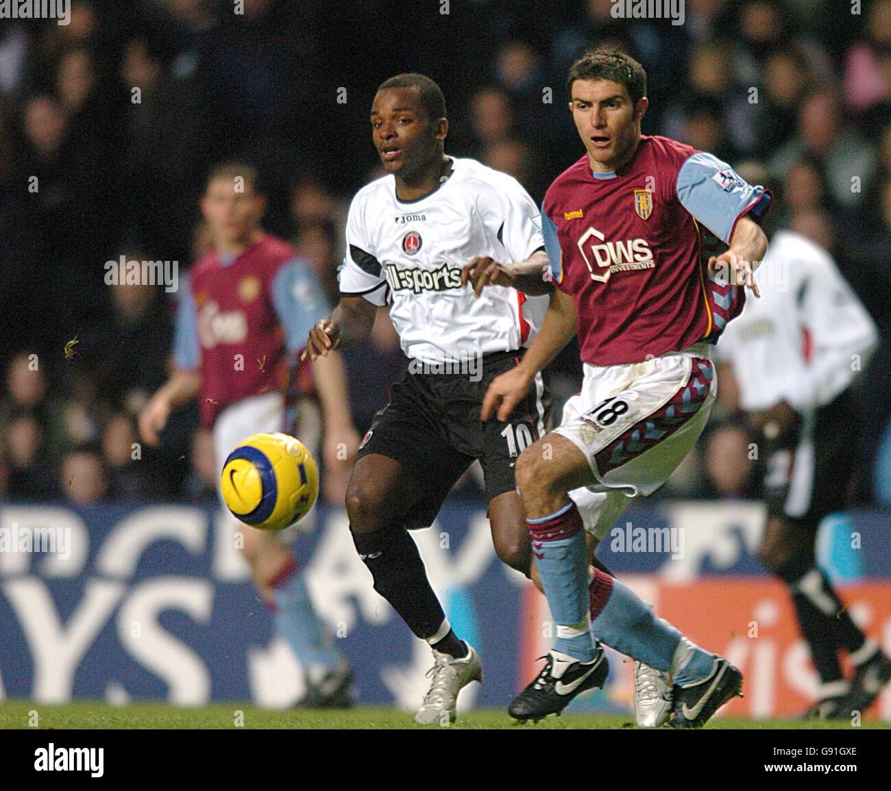 (R-L) Aaron Hughes di Aston Villa e Darren di Charlton Athletic si sono piegati Foto Stock