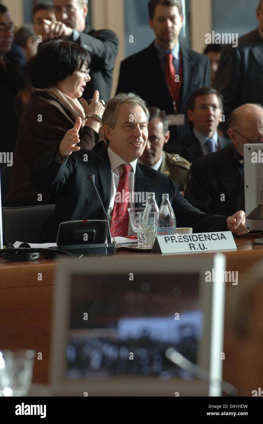 Il primo ministro britannico Tony Blair presiede la prima riunione del vertice Euromed a Barcellona, lunedì 28 2005 novembre, volta a migliorare le relazioni tra stati europei e musulmani. I partecipanti sperano di ottenere accordi sulla lotta al terrorismo e all'immigrazione clandestina. Ma la conferenza è stata minata dopo che diversi leader arabi non sono riusciti a salire. Vedi PA storia POLITICA Summit STAMPA ASSOCIAZIONE foto. Il credito fotografico dovrebbe essere: Stefan Rousseau/PA Foto Stock
