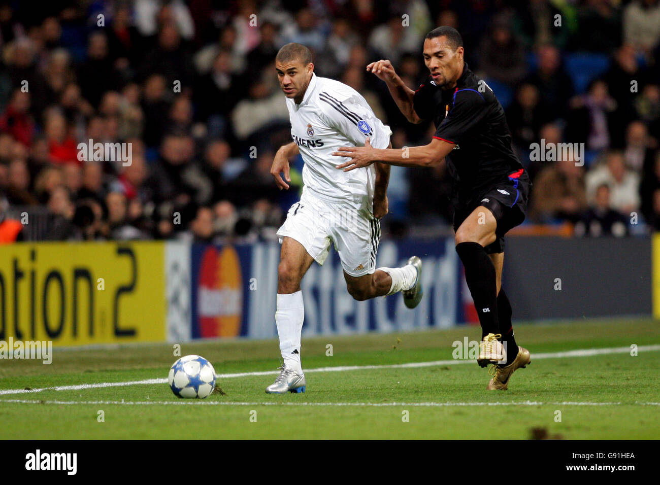 Calcio - UEFA Champions League - Gruppo F - Real Madrid / Olympique Lyonnais - Santiago Bernabeu. Carlos Diogo di Real Madrid e John Carew dell'Olympique Lyonnais combattono per la palla Foto Stock