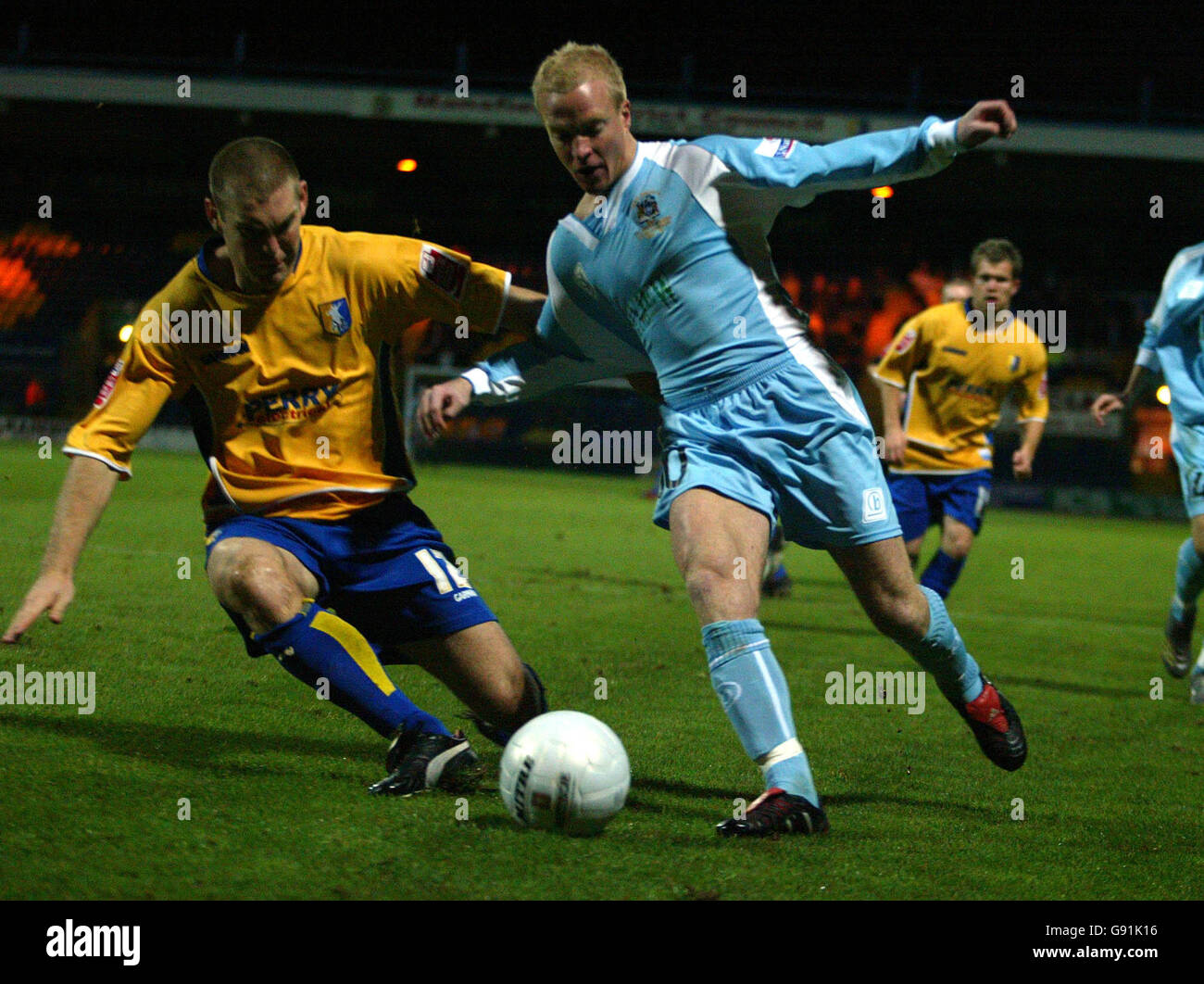 Calcio - fa Cup - secondo turno - Mansfield Town / Grays Athletic - Field Mill. Jake Buxton di Mansfield Town e John Martin di Grays Athletic Foto Stock