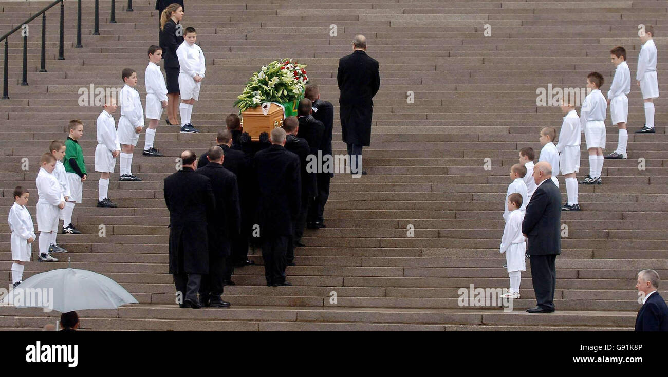 La bara di George Best viene trasportata oltre le file di giovani calciatori negli edifici del Parlamento a Stormont, Belfast, sabato 3 dicembre 2005. Il mondo del calcio oggi ha pagato i suoi ultimi omaggi come George Best, uno dei più grandi giocatori di sempre, è stato messo a riposo. Best, 59 anni, è morto venerdì scorso al Cromwell Hospital di Londra. Vedi la storia di PA FUNERALE Best. PREMERE ASSOCIAZIONE foto. Il credito fotografico dovrebbe essere: John Giles/PA. Foto Stock