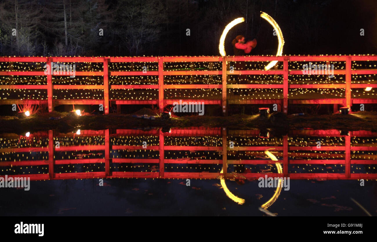 Ruaraidh Milne dalla troupe di spettacolo di fuoco te Pooka si esibisce al lancio di 'il Regno della luce' che è in mostra a Balloch vicino a Loch Lomond, Scozia, Lunedi 5 dicembre 2005. Il display utilizza tecniche audio e visive allestite intorno a un percorso boschivo, tra cui proiezioni di nuvole e scene forestali, illuminazione teatrale, specchi, macchine per il fumo ed effetti sonori spooky riprodotti attraverso altoparlanti. Guarda la storia di PA. SCOTLAND Light. FOTO DI ASSOCIAZIONE. IL CREDITO FOTOGRAFICO DOVREBBE ESSERE: Danny Lawson/PA Foto Stock