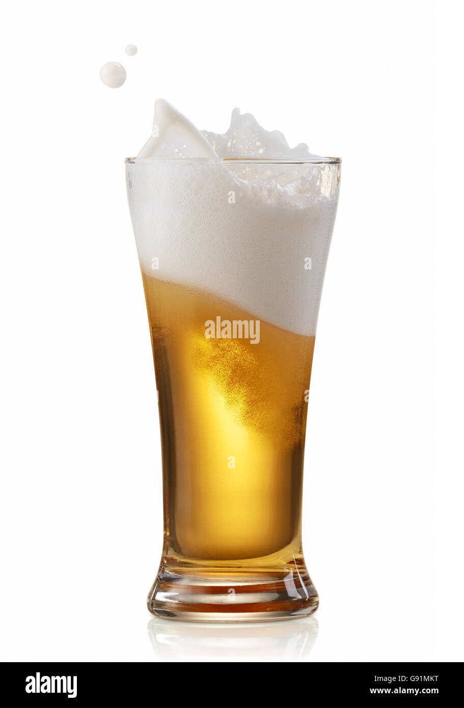 Bicchiere di birra spruzzi isolato su bianco Foto Stock