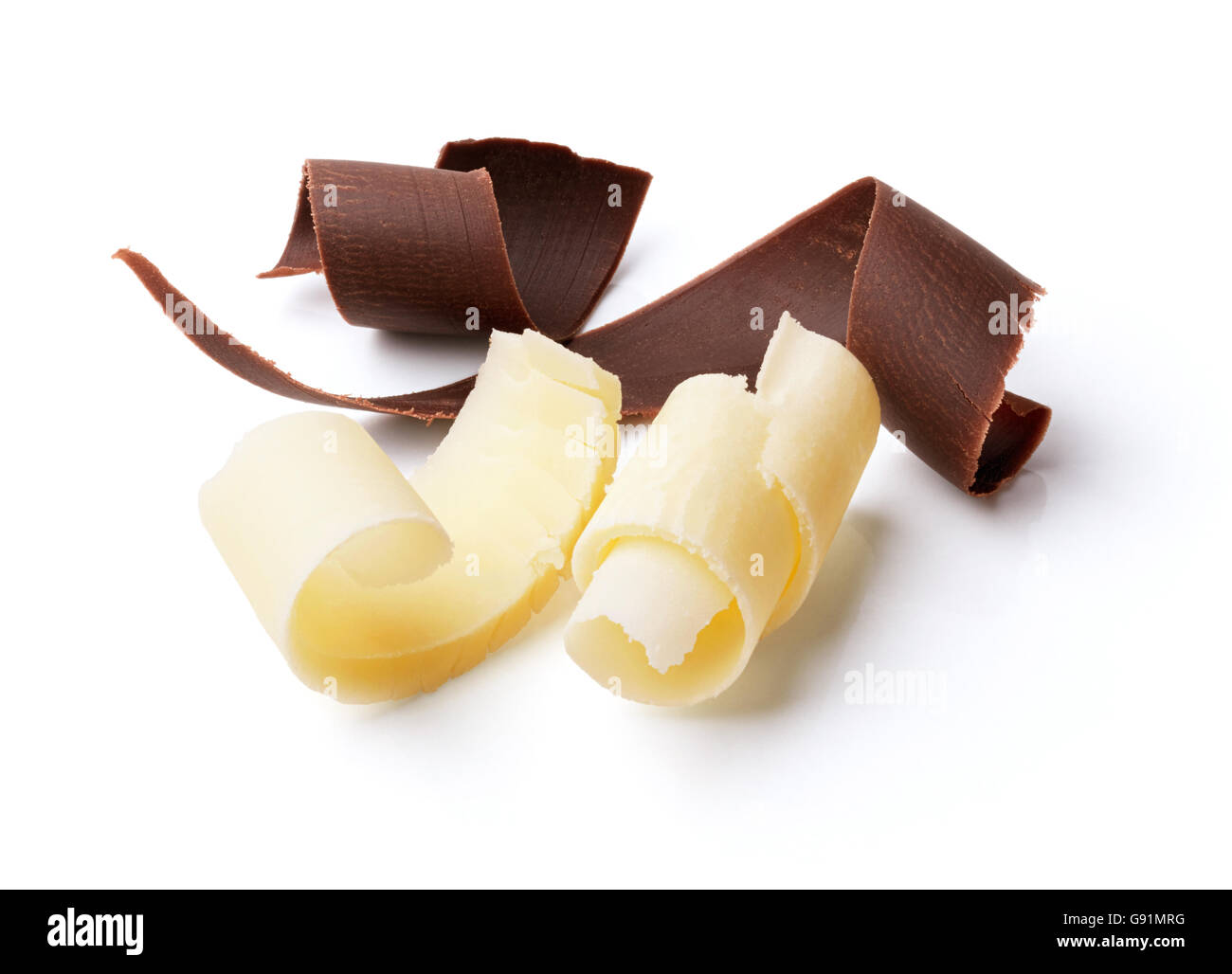 Gruppo di scuri e bianchi i riccioli di cioccolato isolato su bianco Foto Stock