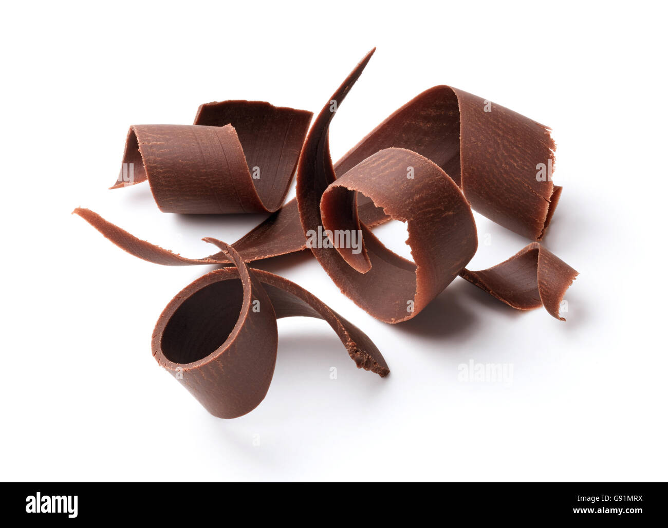 Gruppo di cioccolato fondente trucioli isolato su bianco Foto Stock
