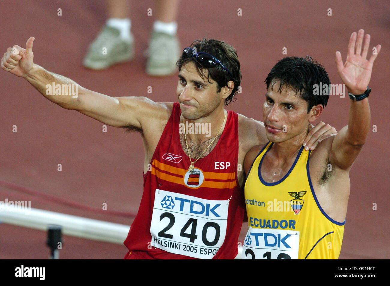 Atletica - Campionati mondiali di atletica IAAF - Helsinki 2005 - Stadio Olimpico. Juan Manuel Molina di Spagna (l) e Jefferson Perez dell'Ecuador dopo la gara a piedi 20 kN Foto Stock