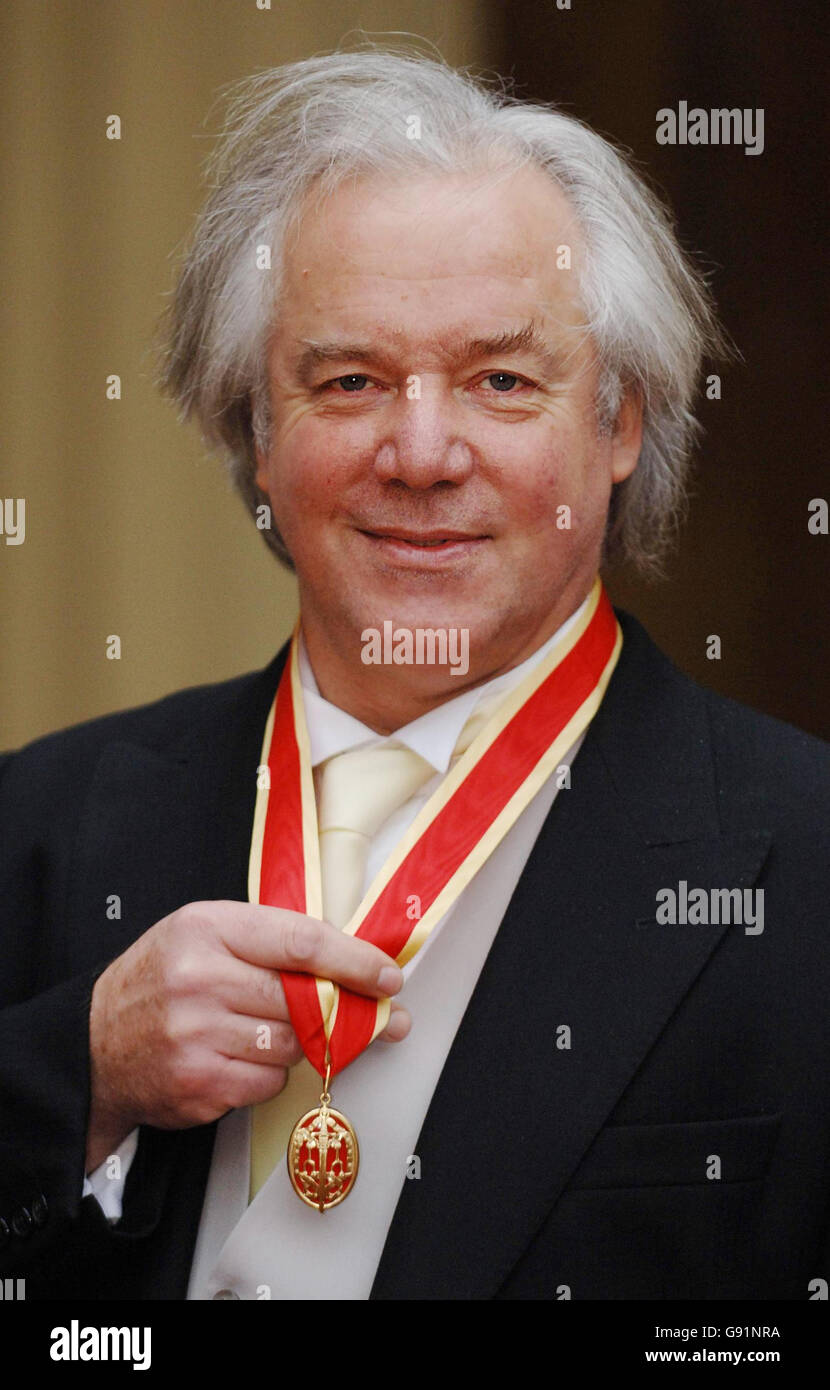 Il cantante d'opera Sir John Tomlinson è stato nominato cavaliere alla cerimonia di investitura di Buckingham Palace per i servizi alla musica, giovedì 8 dicembre 2005 a Buckingham Palace, a Londra. Vedi PA Story ROYAL investitura. PREMERE ASSOCIAZIONE FOTO. Il credito fotografico dovrebbe essere: Fiona Hanson/PA Foto Stock