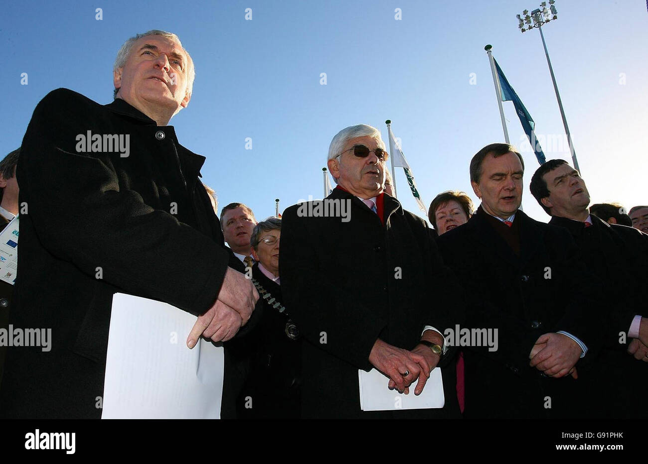 Taoiseach Bertie Ahern (L-R), presidente dell'autorità nazionale per le strade Peter Malone, ministro dei Trasporti Martin Cullen e ministro Noel Dempsey all'apertura ufficiale della tangenziale M4/M6 Kilcock/Kinnegad, lunedì 12 dicembre 2005, un nuovo schema autostradale di 39 km. Vedere la circonvallazione DI TRASPORTO del piano PA. PREMERE ASSOCIAZIONE foto. Il credito fotografico dovrebbe essere: Julien Behal/PA Foto Stock