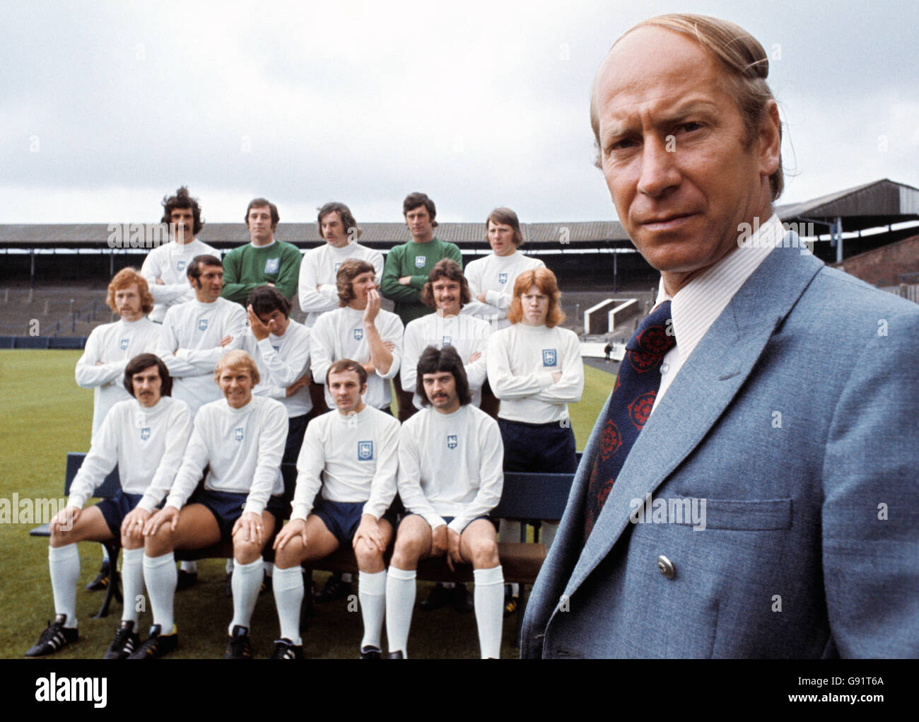 Preston North End Manager Bobby Charlton (r) con il primo Team di Deepdale Foto Stock