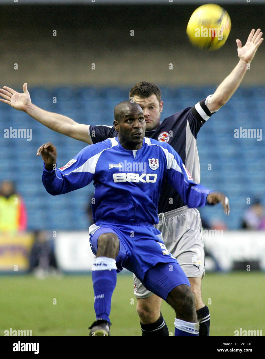 Bruce Dyer (L) di Millwall combatte con il Graeme Murty di Reading durante la partita del Coca-Cola Championship al New Den, Millwall, sabato 17 dicembre 2005. PREMERE ASSOCIAZIONE foto. Il credito fotografico dovrebbe essere: Lindsey Parnaby/PA. NESSUN UTILIZZO NON UFFICIALE DEL SITO WEB DEL CLUB. Foto Stock