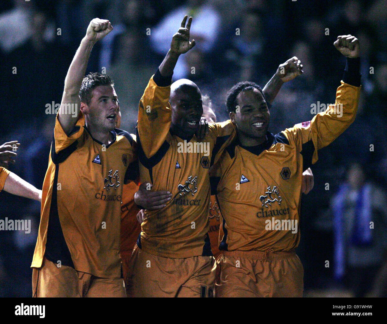 George Ndah (centro) di Wolverhampton Wanderers celebra il suo obiettivo con i compagni di squadra Rob Edwards (L) e Jo Lescott dopo aver segnato contro Derby County durante la partita del campionato Coca-Cola al Pride Park di Derby, venerdì 18 novembre 2005. PREMERE ASSOCIAZIONE foto. Il credito fotografico dovrebbe essere: Nick Potts/PA. . Foto Stock