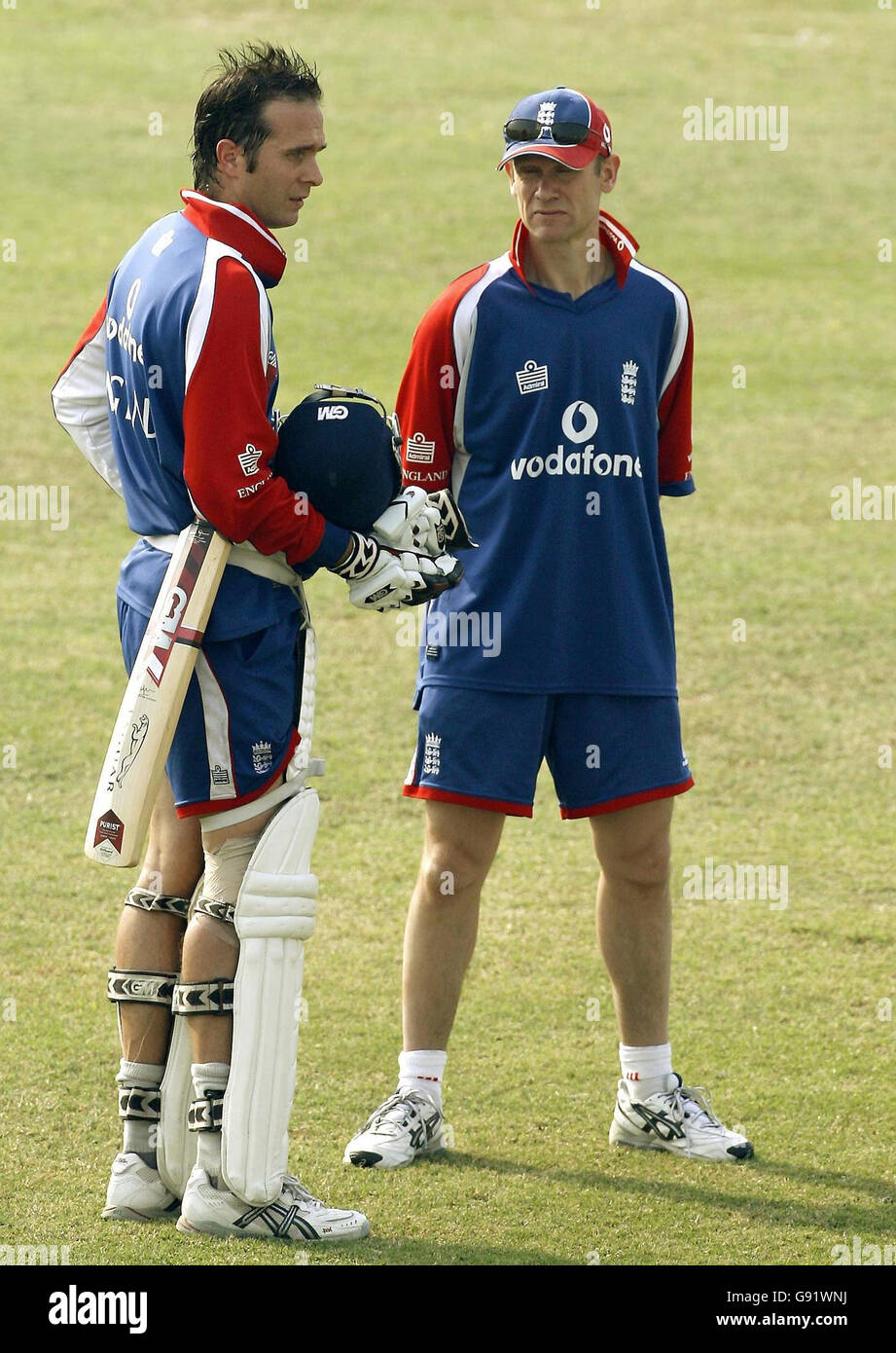 Il capitano dell'Inghilterra Michael Vaughan (L) parla con il medico di squadra Peter Gregory durante una sessione di pratica allo stadio Iqbal di Faisalabad, Pakistan, sabato 19 novembre 2005. Inghilterra giocare Pakistan nella seconda prova partita che inizia la Domenica. Vedi storia della PA CRICKET England. PREMERE ASSOCIAZIONE foto. Il credito fotografico dovrebbe essere: Gareth Copley/PA. ***- NESSUN USO DEL TELEFONO CELLULARE*** Foto Stock