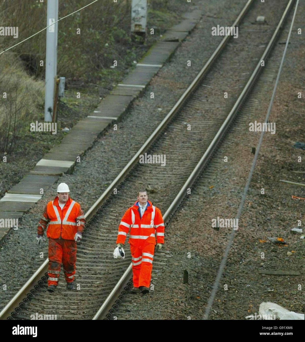 Un file Pictiure di Network Rail lavoratori che controllano le linee. La società di infrastrutture ferroviarie Network Rail oggi giovedì 24 novembre 2005 ha rivelato che più treni erano in funzione in tempo dopo una drastica riduzione dei ritardi legati ai binari. Ha detto che una media del 85.1% dei treni è arrivata puntualmente a metà settembre, rispetto al 81.8% dello stesso punto dello scorso anno. Vedi PA Story CITY Network. PRESS ASSOCIATION PHOTO credit should Read Maurice Mc Donald/PA Foto Stock