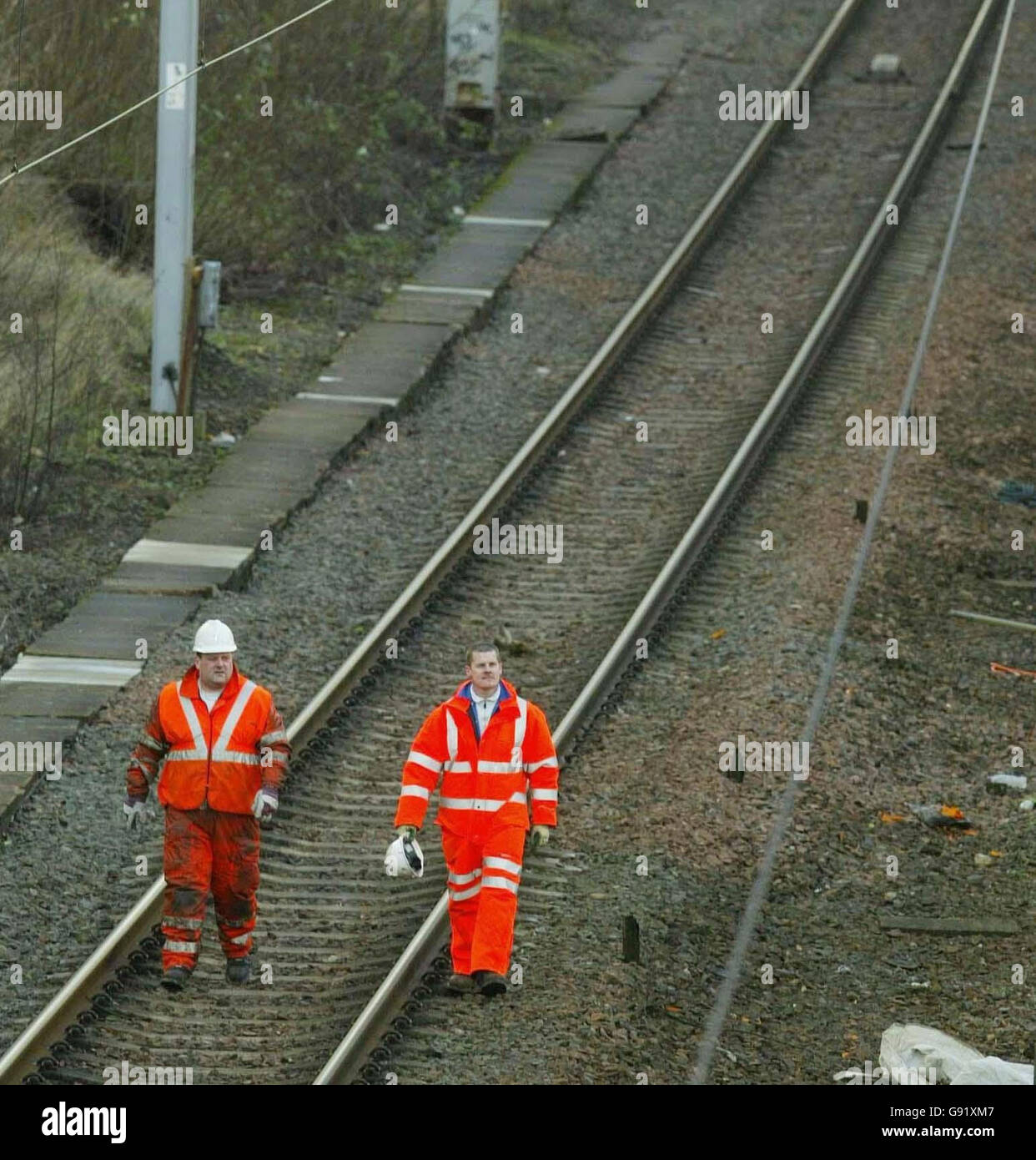 Un file Pictiure di Network Rail lavoratori che controllano le linee. La società di infrastrutture ferroviarie Network Rail oggi giovedì 24 novembre 2005 ha rivelato che più treni correvano in tempo dopo una riduzione 'dilagante' dei ritardi legati alla pista. Ha detto che una media del 85.1% dei treni è arrivata puntualmente a metà settembre, rispetto al 81.8% dello stesso punto dello scorso anno. Vedi PA Story CITY Network. PRESS ASSOCIATION PHOTO credit should Read Maurice Mc Donald/PA Foto Stock