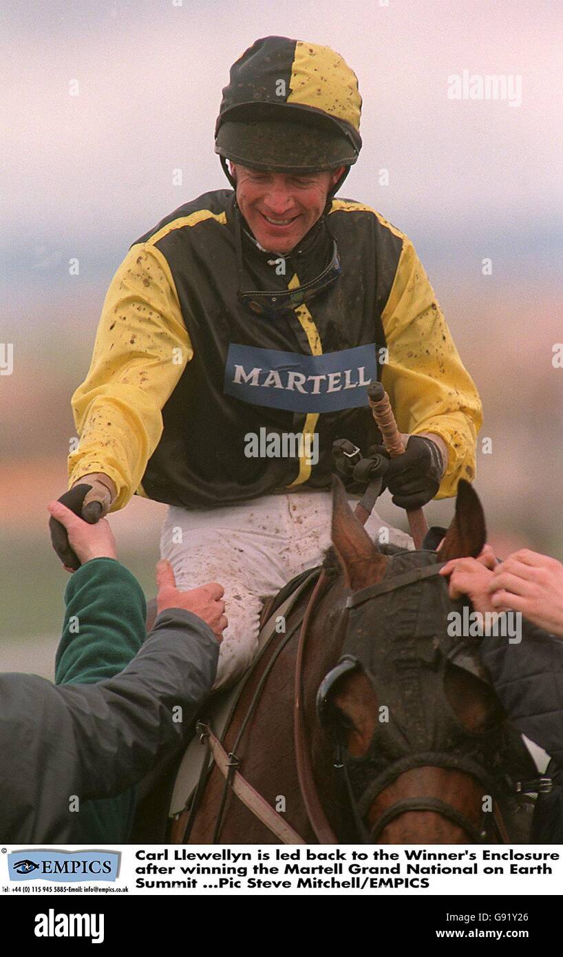 Corse ippiche - Martell Grand National - Aintree. Carl Llewellyn torna alla custodia del vincitore dopo aver vinto il Martell Grand National on Earth Summit Foto Stock