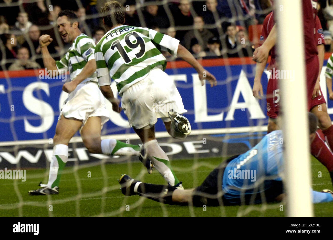 Paul Telfer (L) di Celtic celebra il suo obiettivo contro Aberdeen durante la partita della Bank of Scotland Premier League al Pittodrie Stadium di Aberdeen, domenica 4 dicembre 2005. PREMERE ASSOCIAZIONE foto. Il credito fotografico dovrebbe essere: Danny Lawson/PA. **** Foto Stock