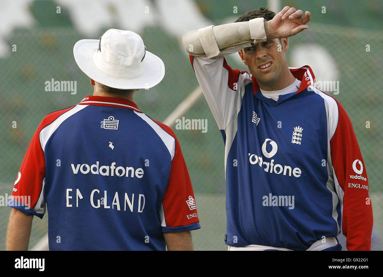 Il capitano dell'Inghilterra Marcus Trescosick (R) parla con l'allenatore Duncan Fletcher durante una sessione di allenamento al Gadaffi Stadium di Lahore, Pakistan, venerdì 9 dicembre 2005. L'Inghilterra affronta il Pakistan nella prima partita internazionale di un giorno di domani. PREMERE ASSOCIAZIONE foto. Il credito fotografico dovrebbe essere: Gareth Copley/PA. Foto Stock