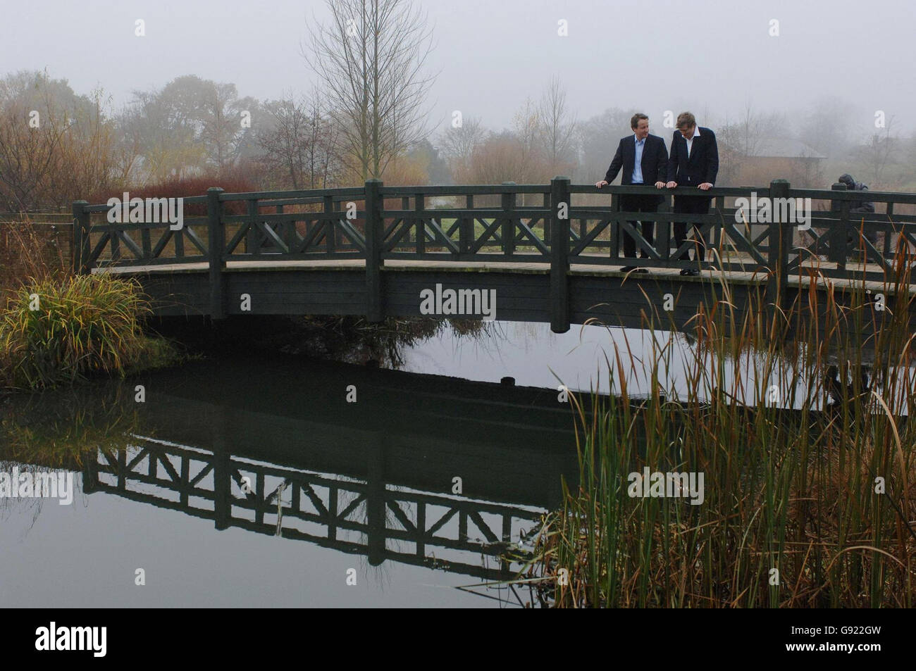 David Cameron (a sinistra), neo eletto leader del Partito conservatore, insieme a Zac Goldsmith, leader nella campagna anti-globalizzazione, al London Wetland Centre di Barnes, venerdì 9 dicembre 2005. Cameron si è impegnata oggi a prendere le 'decisioni difficili' necessarie per ridurre le emissioni di gas serra del 60% entro il 2050. Cameron ha nominato l’ambientalista Zac Goldsmith come capo comune di un nuovo gruppo politico che si occupa delle questioni relative alla qualità della vita. Il sig. Goldsmith entra a far parte dell'ex segretario all'ambiente John Gummer come leader dell'organismo. Vedi PA Storia POLITICA Tory. PREMERE ASSOCIAZIONE foto. Il credito fotografico dovrebbe essere: Fiona Foto Stock