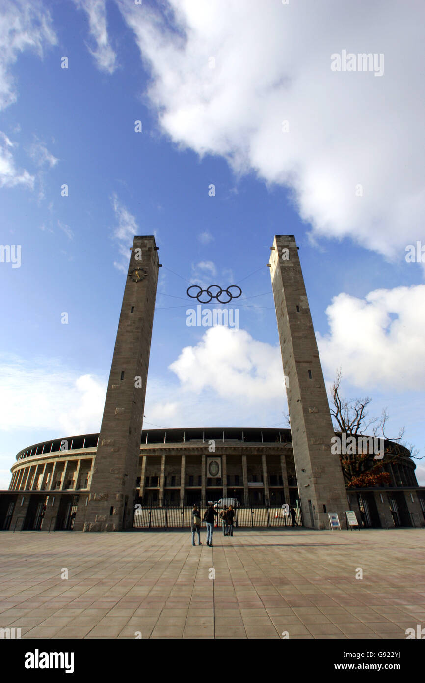 Vista generale che mostra l'esterno dell'Olympiastadion a Berlino, Germania, venerdì 9 dicembre 2005. Lo stadio sarà sede della finale della Coppa del mondo 2006. PREMERE ASSOCIAZIONE foto. Il credito fotografico dovrebbe essere: Nick Potts/PA. Foto Stock