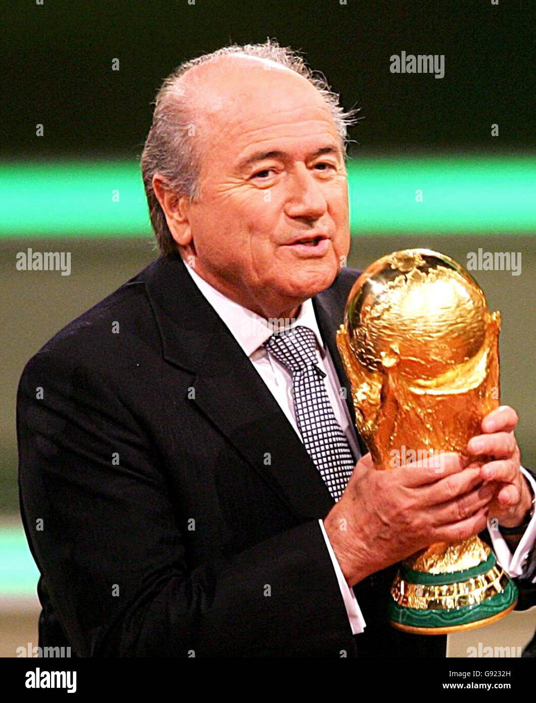 Il presidente della FIFA Sepp Blatter con il trofeo della Coppa del mondo durante la cerimonia in vista dell'estrazione della Coppa del mondo FIFA 2006, a Lipsia, Germania, venerdì 9 dicembre 2005. Guarda la storia della PA SOCCER World Cup. PREMERE ASSOCIAZIONE foto. Il credito fotografico dovrebbe essere: PA Foto Stock