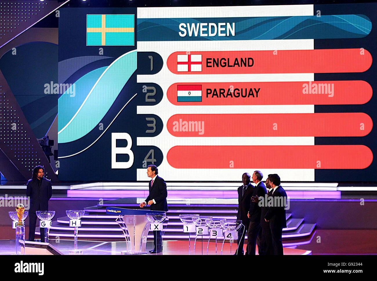 La Svezia viene estratta con Inghilterra e Paraguay nel gruppo B durante l'estrazione della Coppa del mondo FIFA 2006 a Lipsia, Germania, venerdì 9 dicembre 2005. Guarda la storia della PA SOCCER World Cup. PREMERE ASSOCIAZIONE foto. Il credito fotografico dovrebbe essere: PA Foto Stock