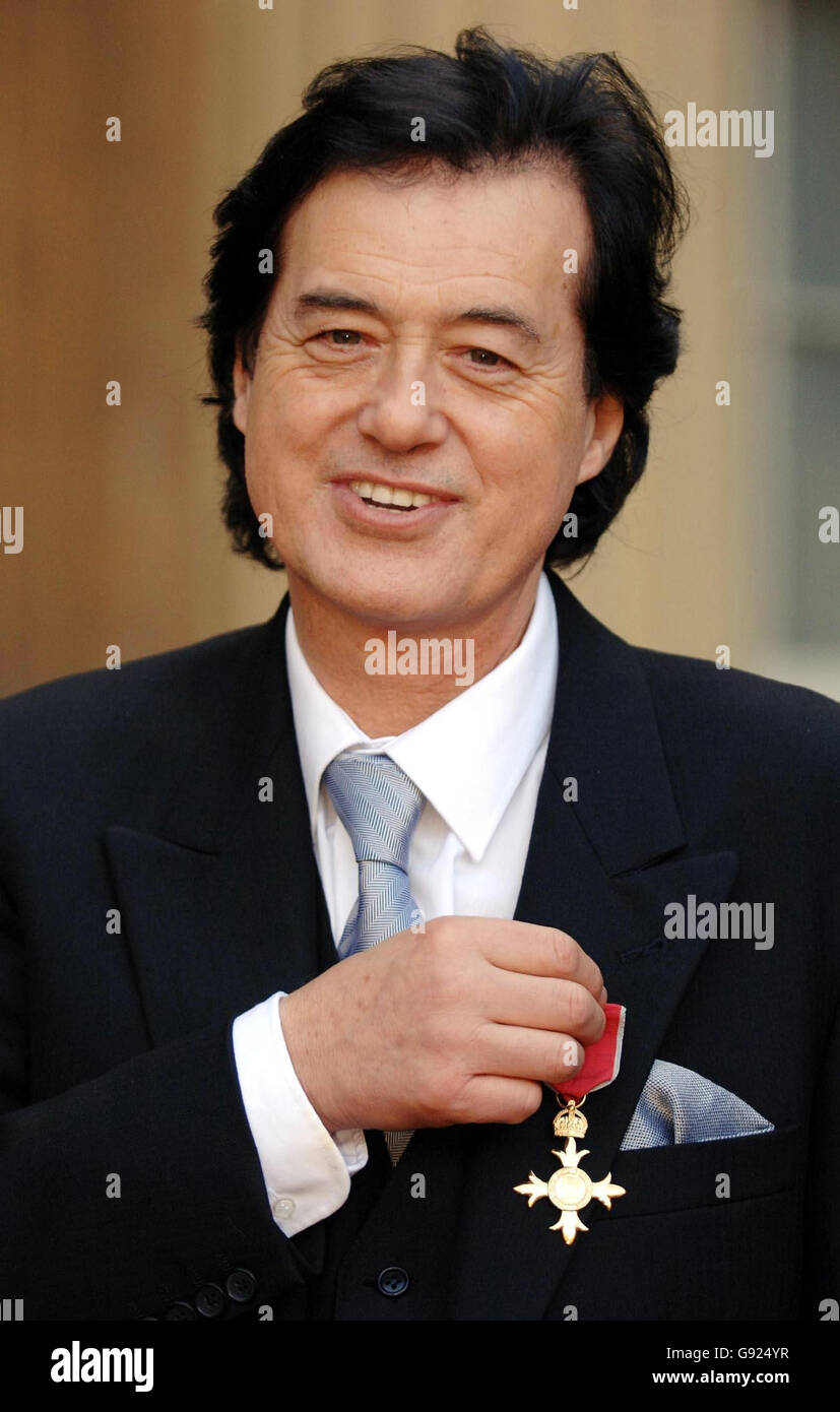 Il chitarrista LED Zeppelin Jimmy Page indossa la sua OBE dopo che gli è stata presentata dalla Regina a Buckingham Palace per il suo lavoro di beneficenza piuttosto che per la sua carriera musicale. Foto Stock