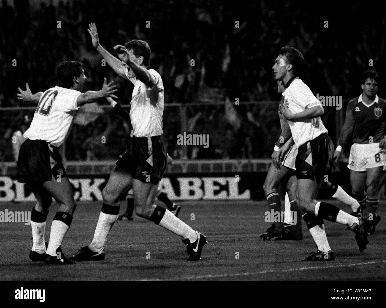 Gary Lineker (a sinistra) dell'Inghilterra celebra dopo aver segnato l'unico obiettivo del gioco con Terry Butcher. David Platt corre (a destra). Foto Stock