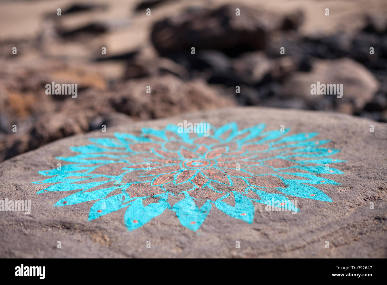 Artigianato colorato dipinta su una roccia su Playa de Famara beach lanzarote Foto Stock