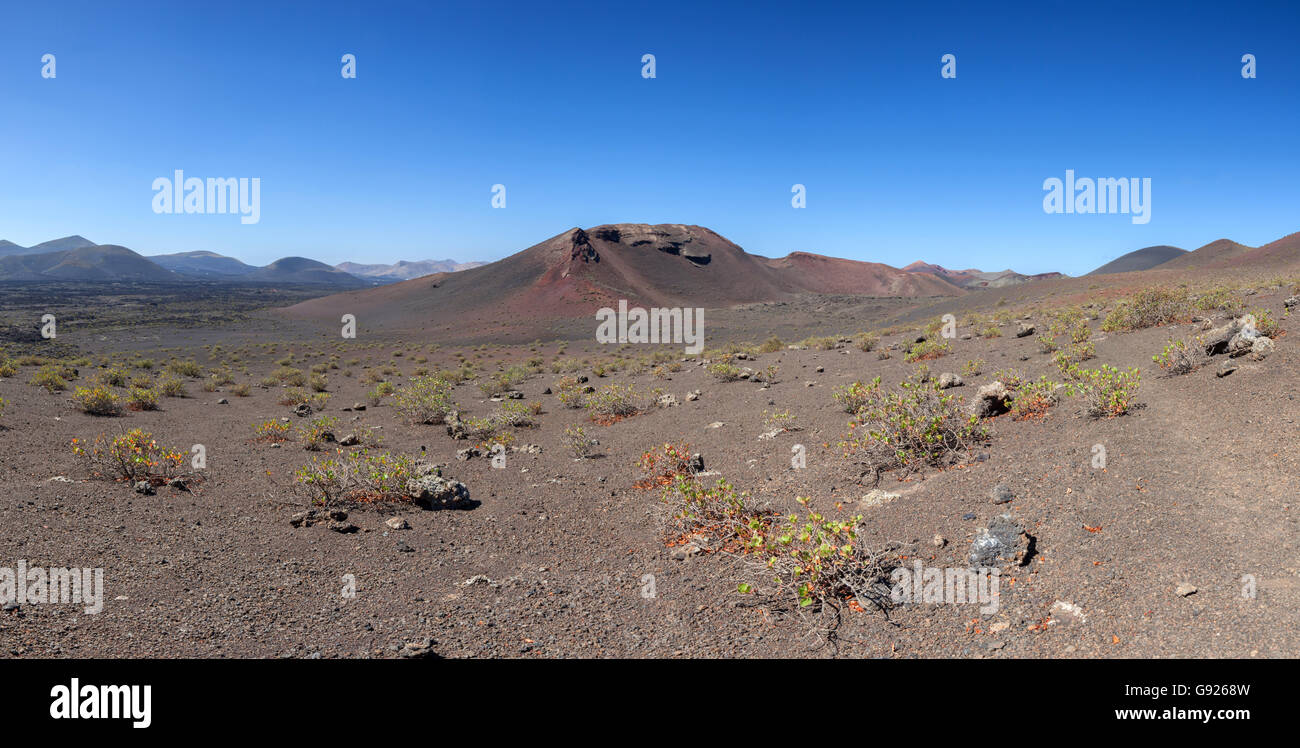 Guardando verso il Parco Nazionale di Timanfaya, Lanzarote paesaggio vulcanico Foto Stock