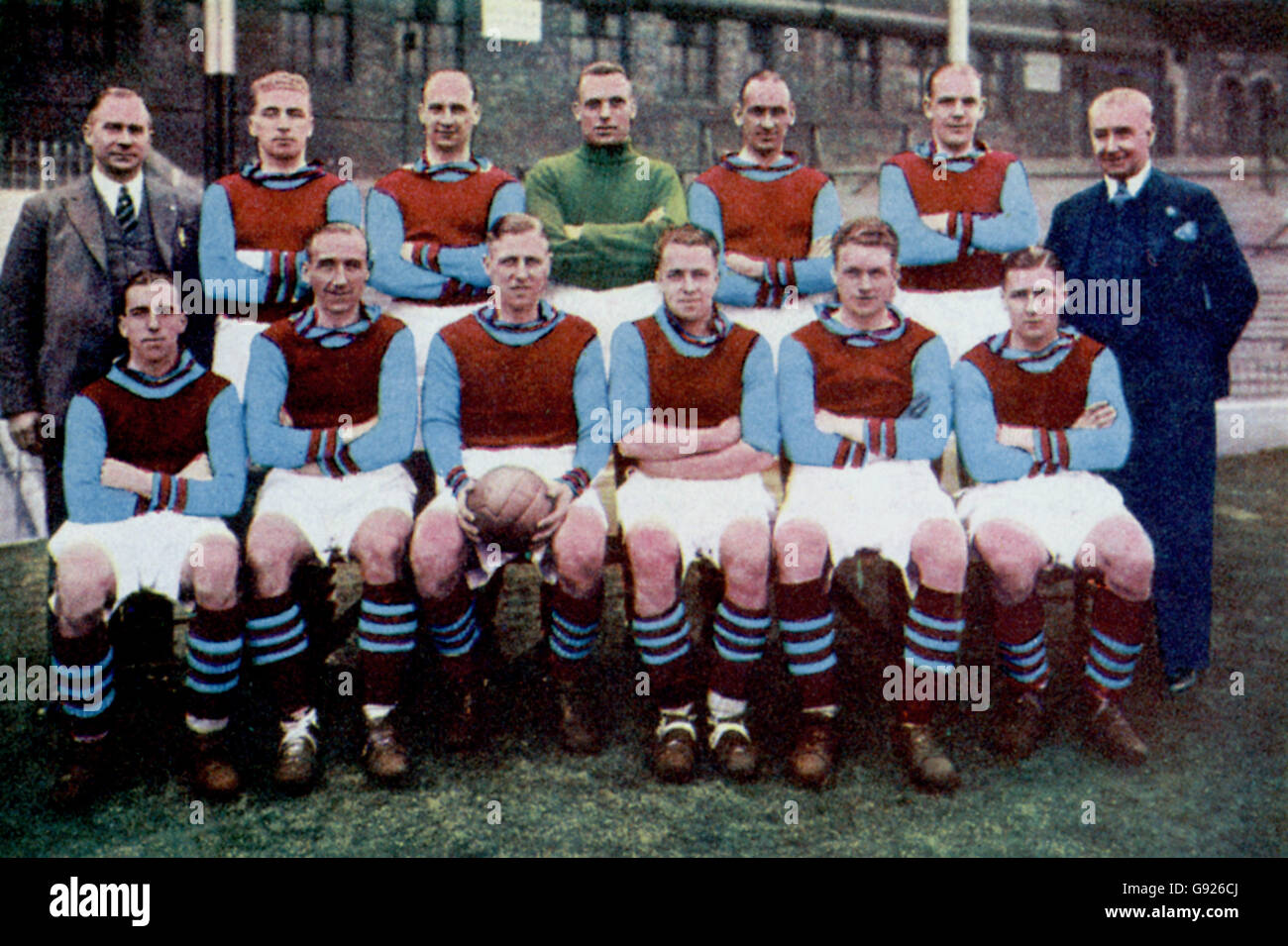 (Riga posteriore l-r) Hubert Bourne (allenatore), Alex Massie, Ernie Callaghan, Thomas Biddleston, Robert Iverson, George Cummings, Jimmy Hogan (direttore). (Prima fila l-r) Frank Broome, Freddie Haycock, Jimmy Allen (capitano), Frank Shell, Ronnie Starling, Eric Houghton. Foto Stock