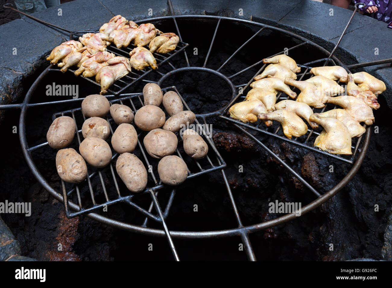 La cottura di pollo e le patate al forno su CALDO AERATORE Parco nazionale Timanfaya Lanzarote Foto Stock