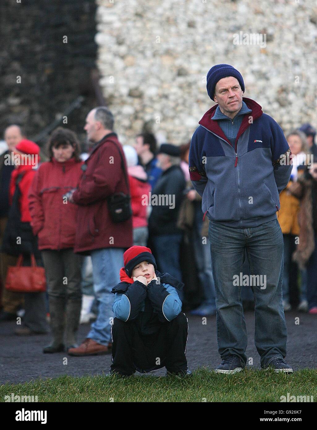Due spettatori reagiscono mentre osservano l'alba sopra la tomba neolitica di Newgrange nella contea di Meath, per l'annuale solstizio 21 dicembre. Foto Stock