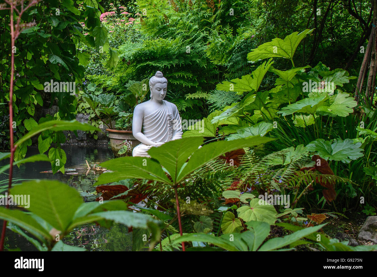 Il Buddha in giardino Foto Stock