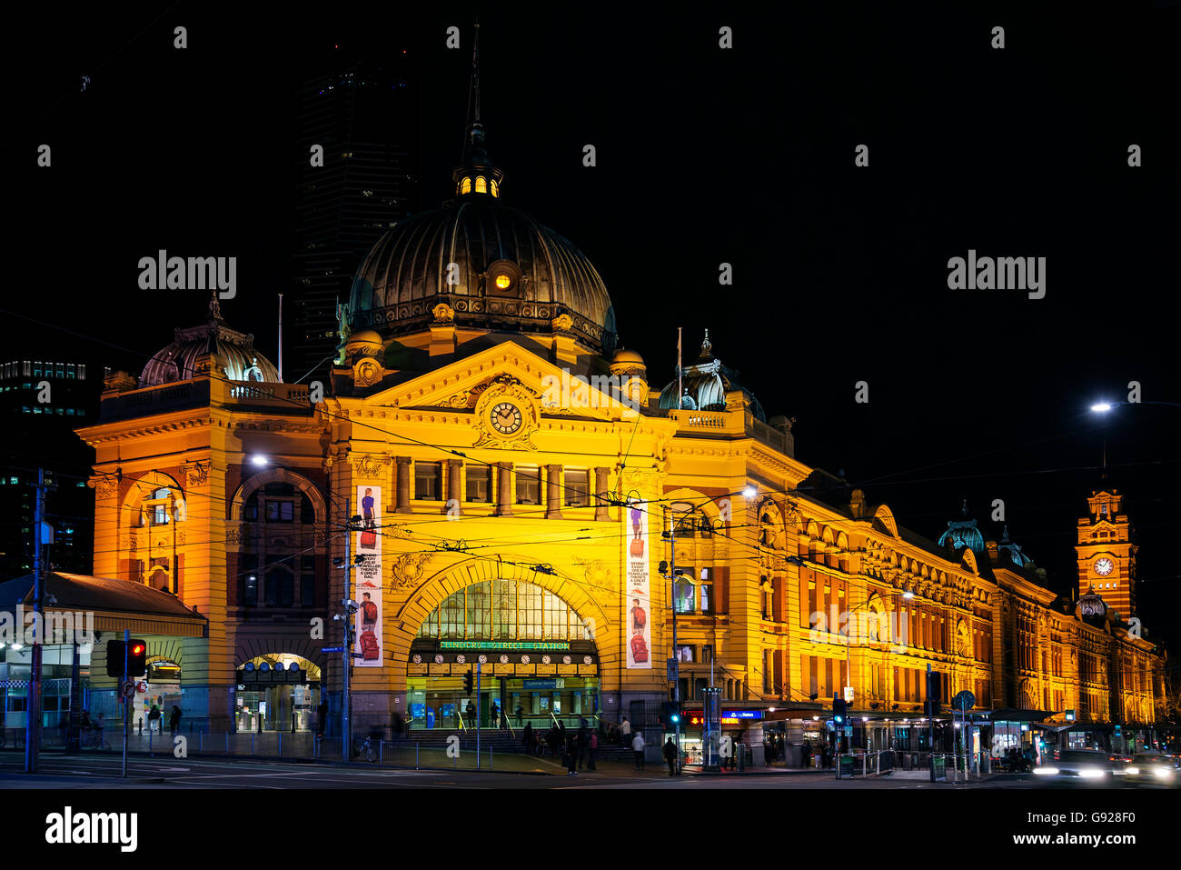 La flinders street stazione ferroviaria nel centro città di Melbourne Australia di notte Foto Stock