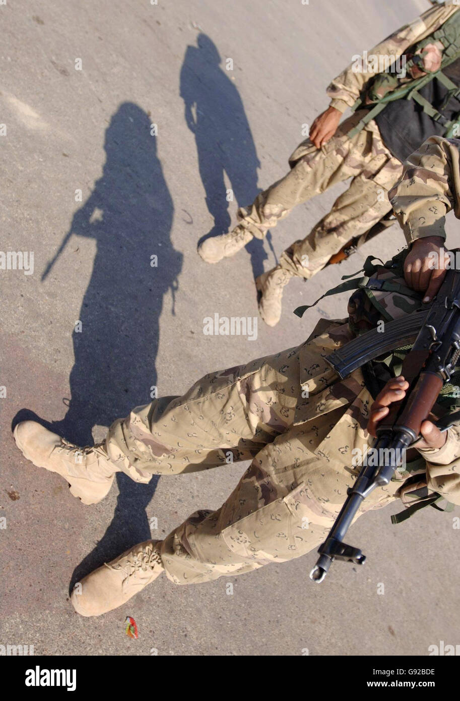 Membri dell'esercito iracheno in un posto di controllo dei veicoli vicino a una stazione di polling ad al Amarah, nella provincia di Maysan, giovedì 15 dicembre 2005. Tutti gli elettori devono immergere l'indice della loro mano destra nell'inchiostro per indicare che hanno votato alle prime elezioni generali irachene in base alla nuova costituzione. La violenza è stata leggera ma la sicurezza è stata pesante oggi, in quanto gli iracheni hanno votato per un nuovo parlamento che molti sperano porta a un maggiore interesse politico per la minoranza araba sunnita incolpata di gran parte della rivolta. Vedi PA storia elezioni IN IRAQ. PREMERE ASSOCIAZIONE foto. Il credito fotografico dovrebbe essere: Matthew Fearn/PA Foto Stock