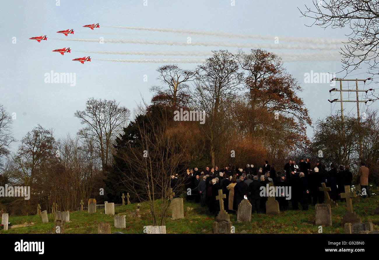 Le frecce rosse sorvolano un funerale Suffolk in omaggio ad uno dei piloti che li ha resi famosi, giovedì 15 dicembre 2005. Cinque jet si abbassarono quando il nuovo Zealander Ray Hanna, che ha giocato un ruolo importante nello sviluppo della squadra di esposizione della RAF negli anni sessanta, fu sepolto vicino alla sua casa nella chiesa di St Mary vicino alla sua casa a Parham, Suffolk. Vedere le frecce FUNEBRI della storia del PA. PREMERE ASSOCIAZIONE foto. Il credito fotografico dovrebbe essere: Chris Radburn/PA Foto Stock