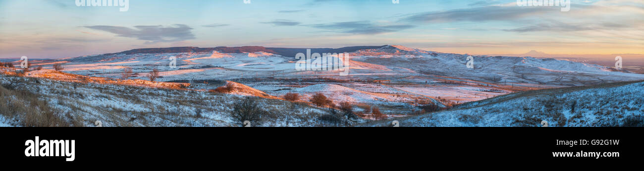 Bellissima valle nelle montagne del Caucaso, Strizhament. Caucaso del Nord. La Russia Foto Stock